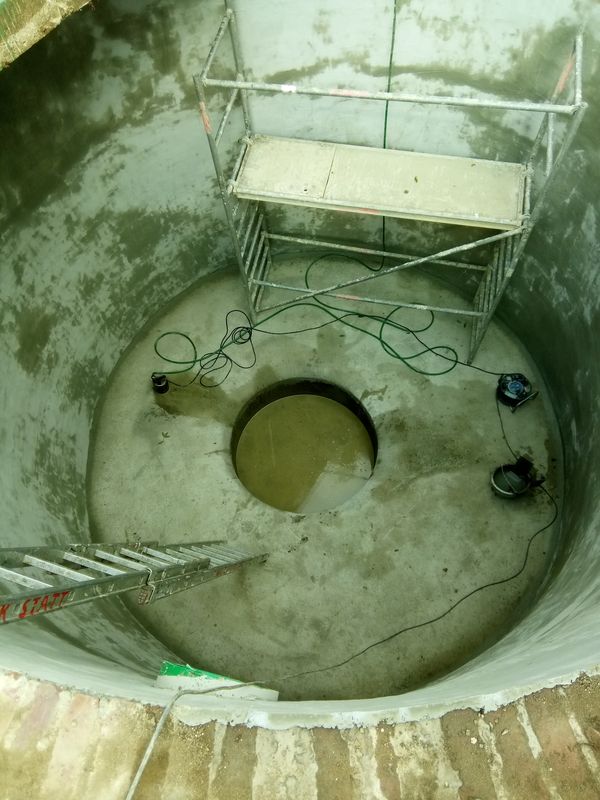 Runder Auffangbehälter für Regenwasser aus Beton
