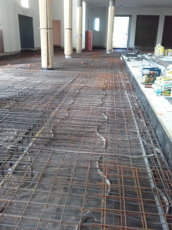 Verlegte Bewehrung für einen neuen Betonboden im Innenraum einer Kirche