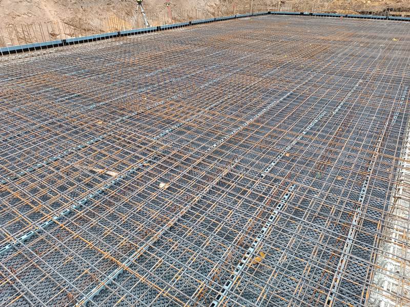 Großflächige Bodenplatte mit verlegter Bewehrung vor dem Betonieren