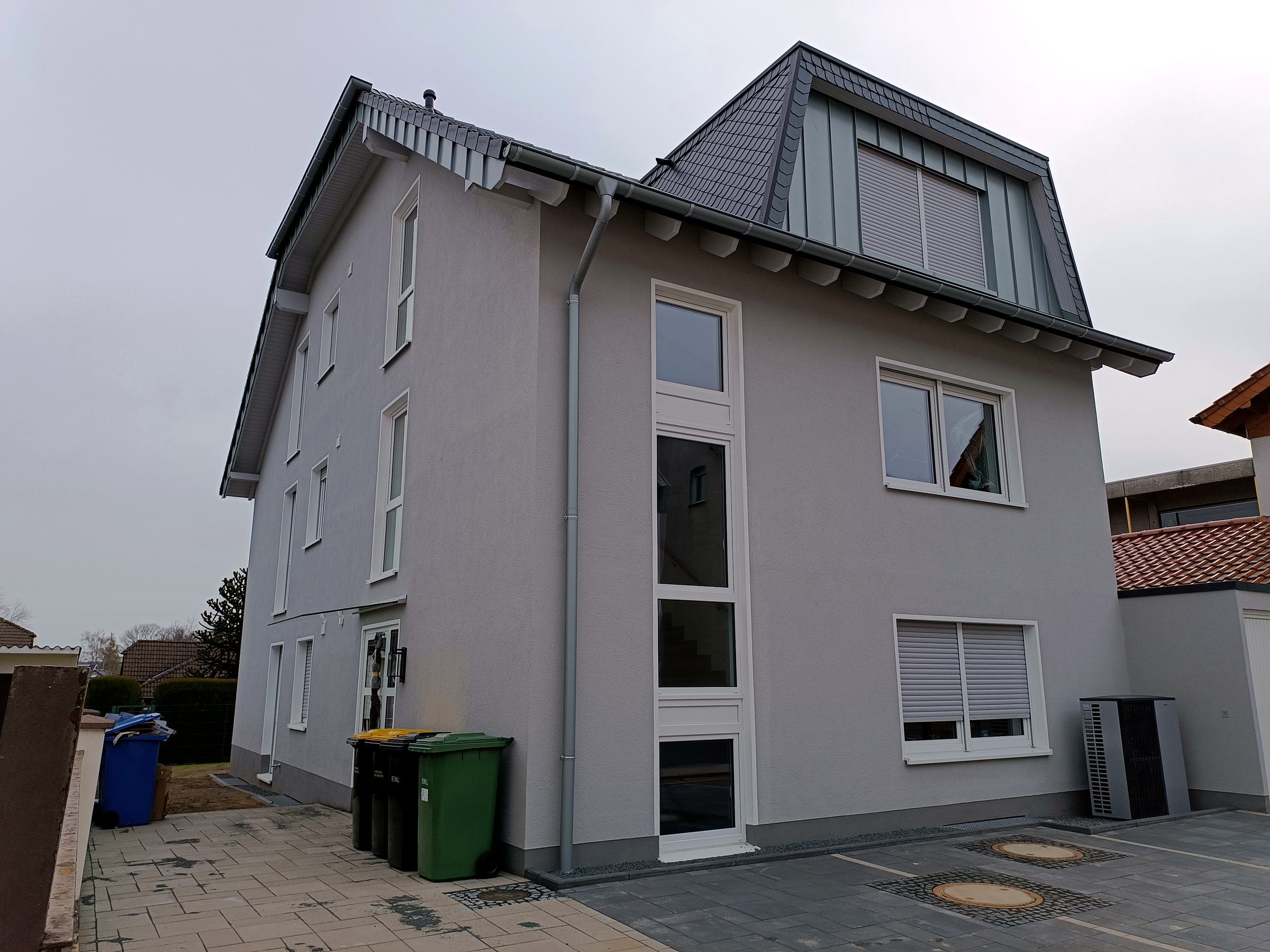 Mehrfamilienhaus mit hellgrauer Fassade