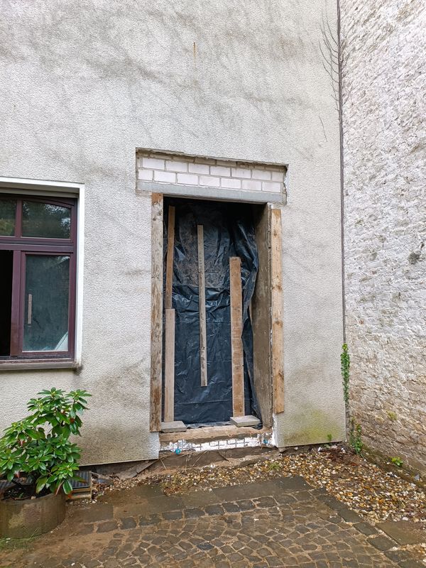 Neue Türöffnung in der Außenwand eines Altbaus