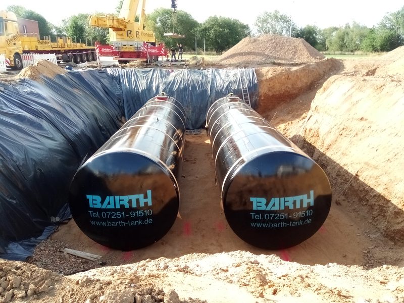Zwei große Löschwassertanks in einer Baugrube