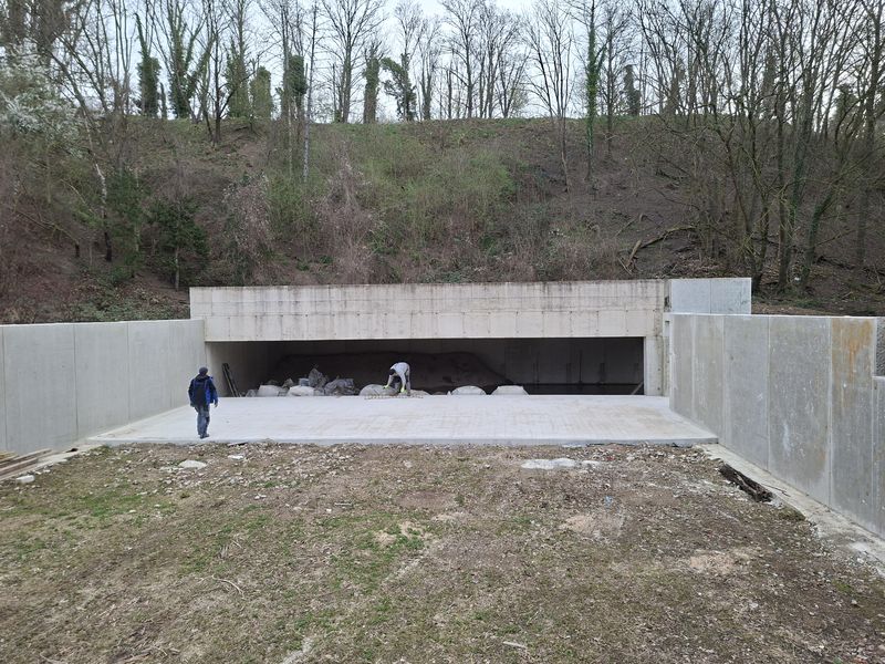 Schießstand mit Betonwänden und Überdachung am Hang