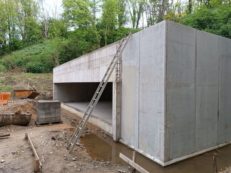 Rohbau eines Schießstands aus Stahlbeton in Hanglage