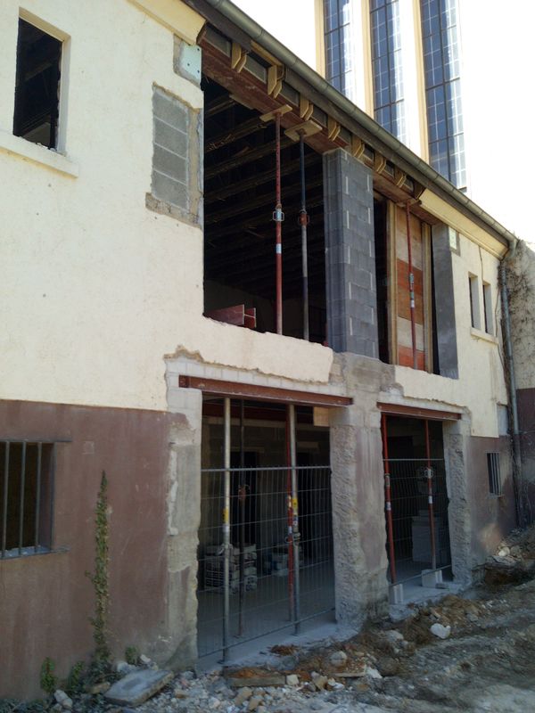 Altbau mit neuer großer Wandöffnung im Erdgeschoss