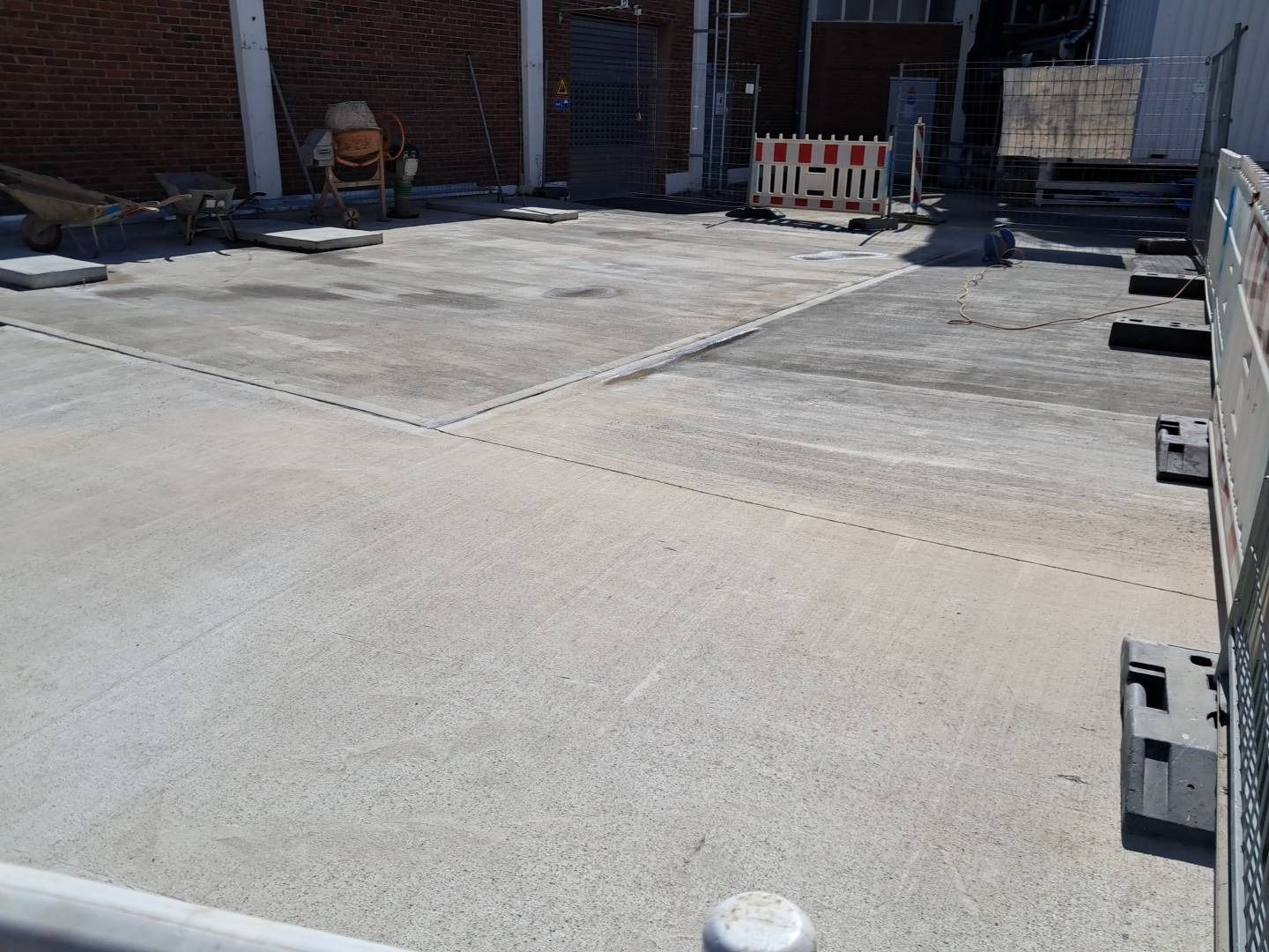 Flüssigkeitsdichte Betonfläche im Außenbereich eines Betriebs